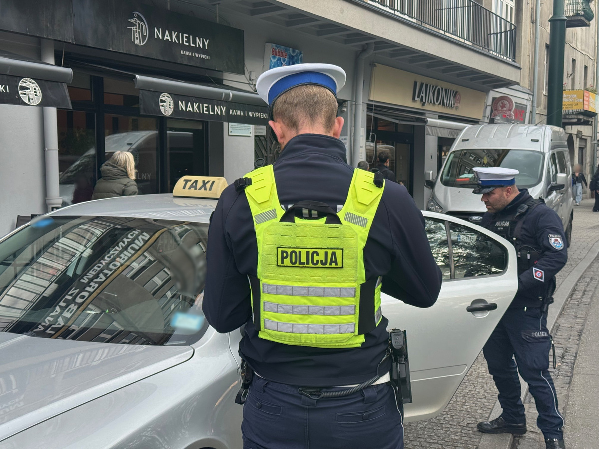 Akcja TAXI w Krakowie. 440 kontroli, 124 mandaty i zatrzymane osoby poszukiwane