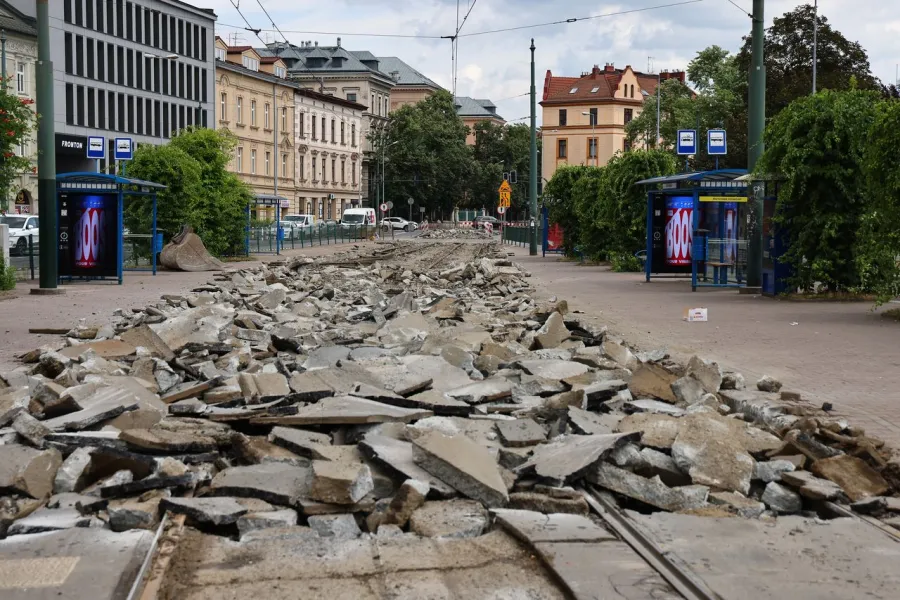 Fatalne wieści dla pasażerów i kierowców. Remont ul. Grzegórzeckiej potrwa znacznie dłużej niż planowano