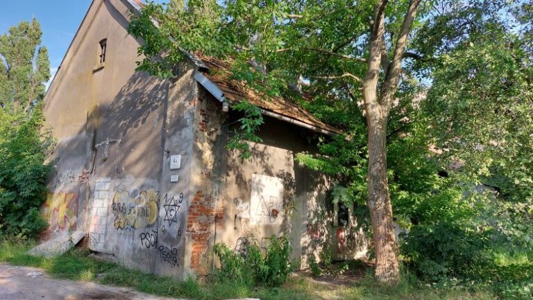 Dwa niszczejące budynki mieszkalne przy ulicy Fredry na sprzedaż. Będzie przetarg