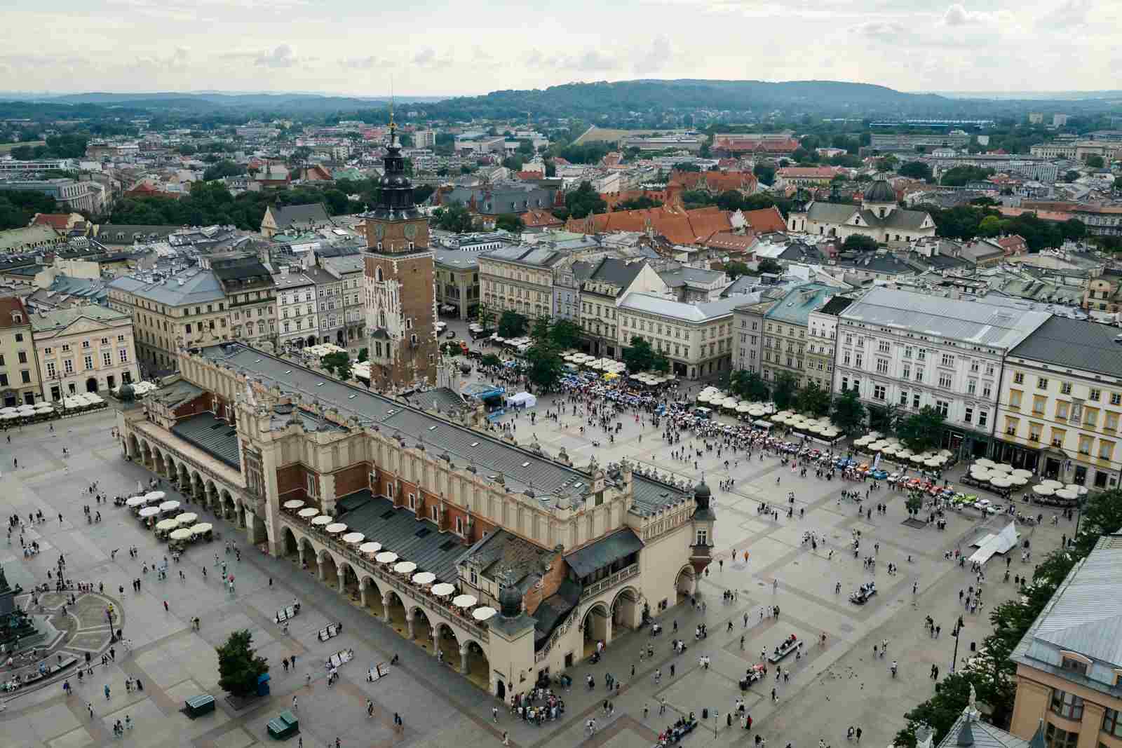 Maluchy opanowały Rynek Główny w Krakowie. Ponad 60 Fiatów 126p i dwa miliony złotych dla dzieci