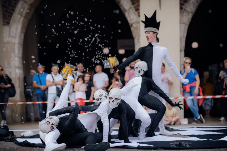 Teatry wychodzą na place, rynki i ulice Krakowa, czyli wielka sztuka bez dystansu i biletu