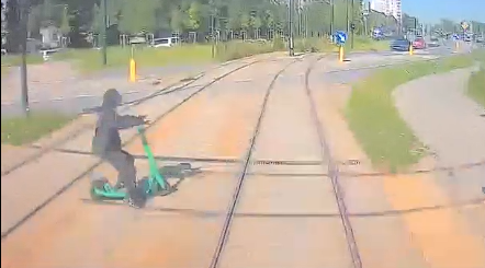 Wjechał hulajnogą pod tramwaj… MPK publikuje przerażające nagranie, ku przestrodze [WIDEO]