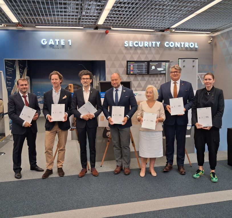 Jak legalnie przewieźć do kraju zabytkową pamiątkę? Nowy projekt Centrum Edukacji Lotniczej Kraków Airport