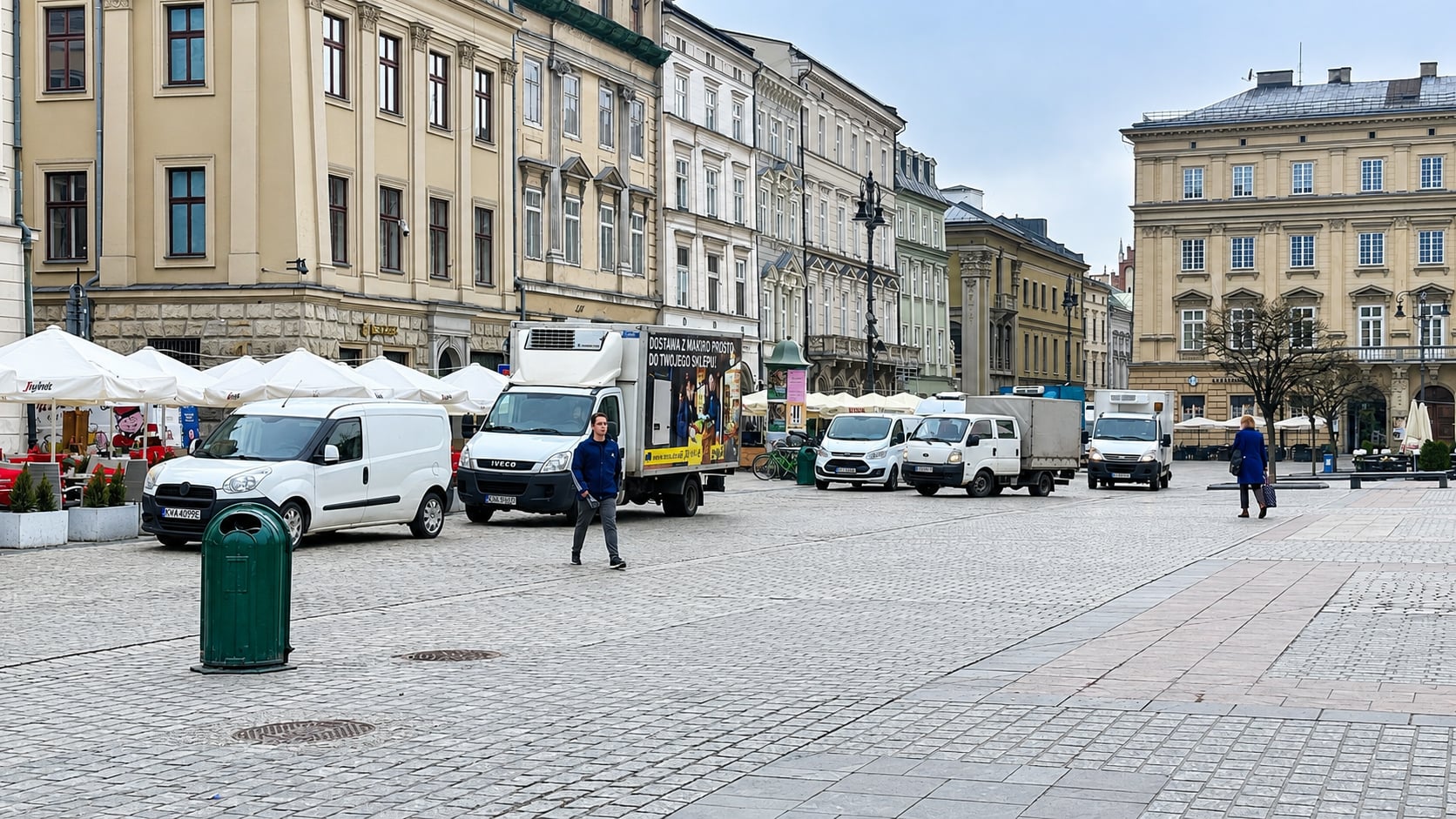 Setki naruszeń na Rynku Głównym. Miasto zwiększa kontrole dostaw, ale nie wie, jak samochody wpływają na zabytkową nawierzchnię