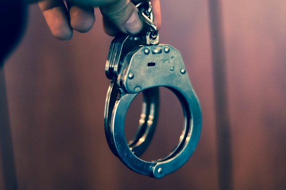 Pobili 19-latka i ukradli mu 80 tys. złotych. Wśród sprawców – nastolatki