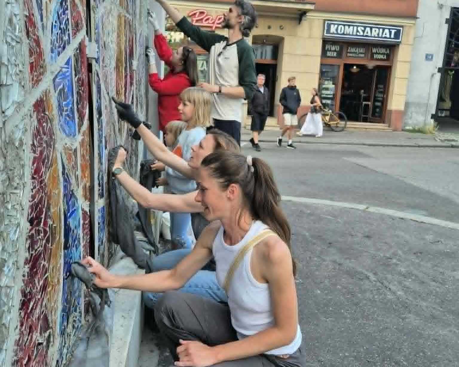 Kolejna społeczna mozaika, tym razem w Parku Młynówka Królewska. Każdy może wziąć udział w jej układaniu