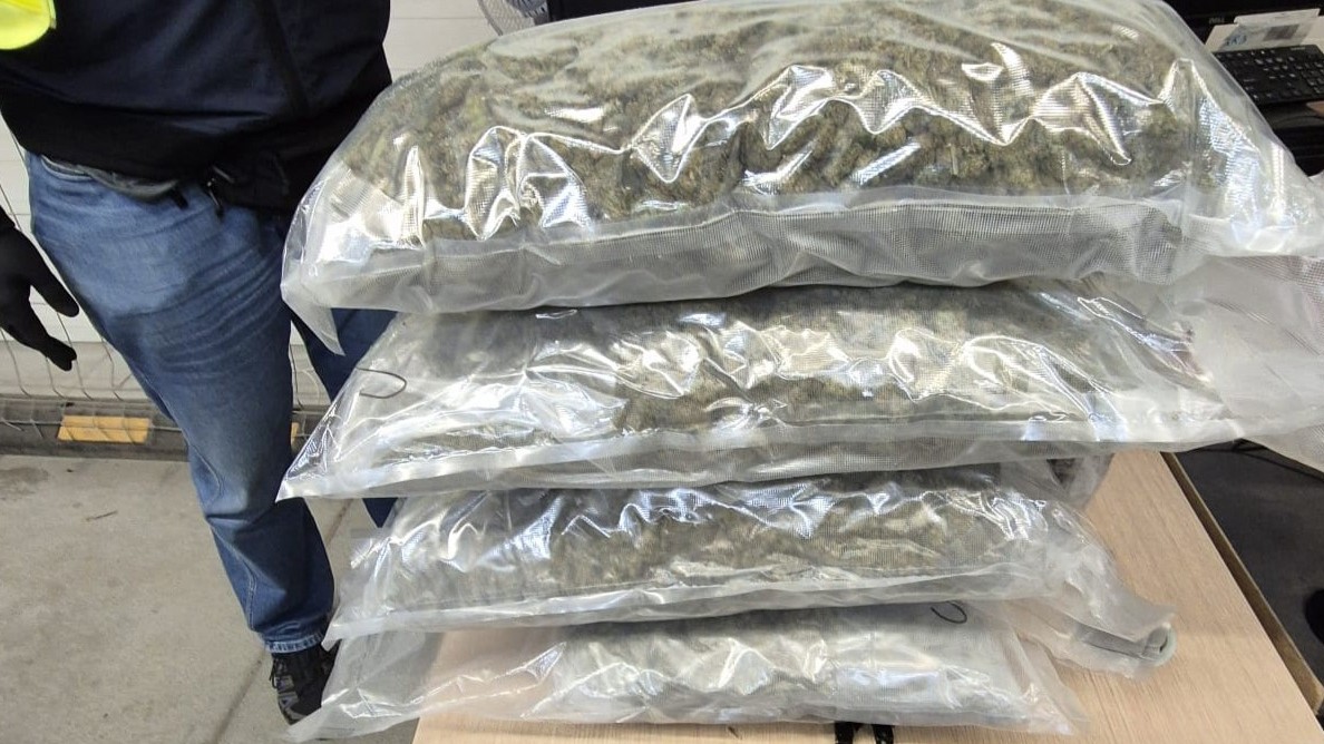 Blisko 11 kilogramów narkotyków przechwyconych w Krakowie. 37-latek zatrzymany przy paczkomacie