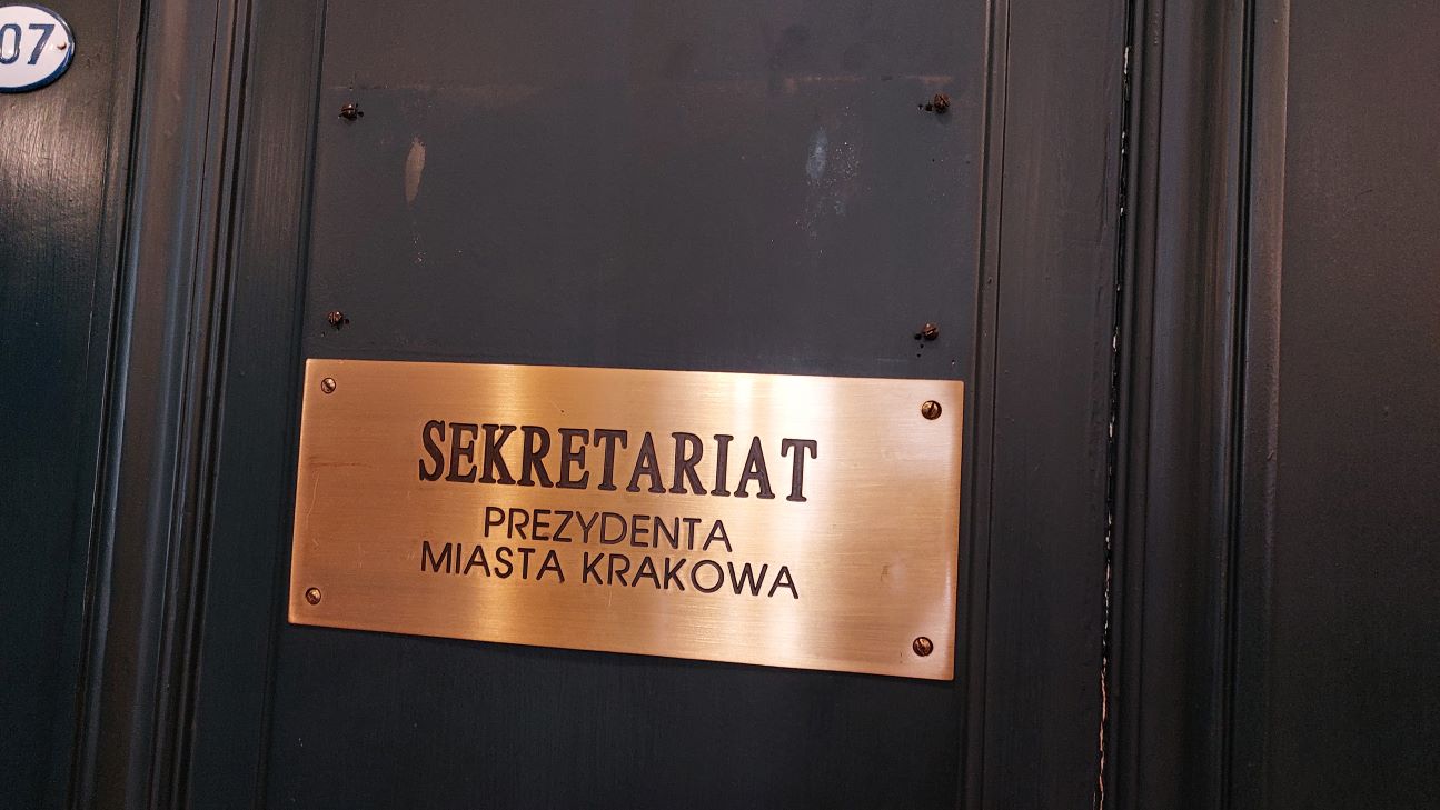 639,60 zł za tabliczkę dla Stanisława Kracika. Dyrektor Magistratu wyjaśnia szczegóły