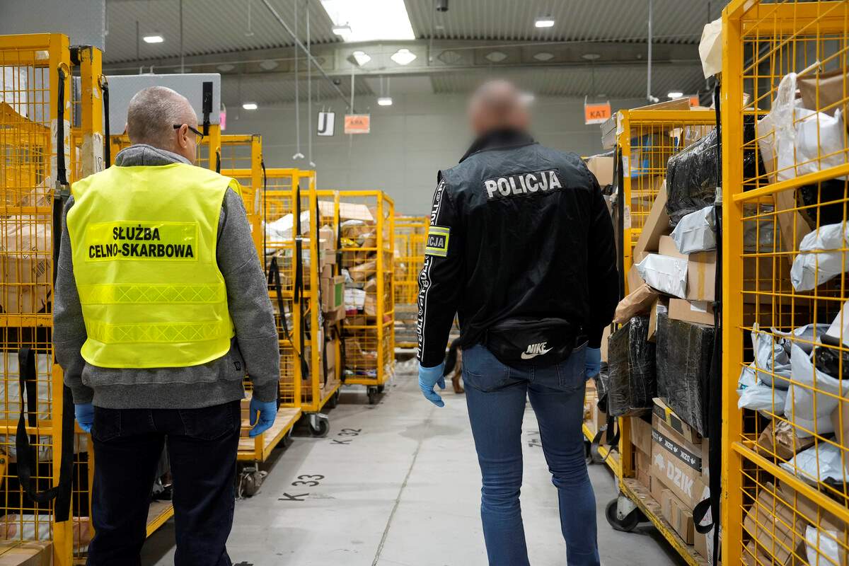 Policja i skarbówka szukają w paczkach narkotyków i tytoniu. Pomagają im psy [wideo]
